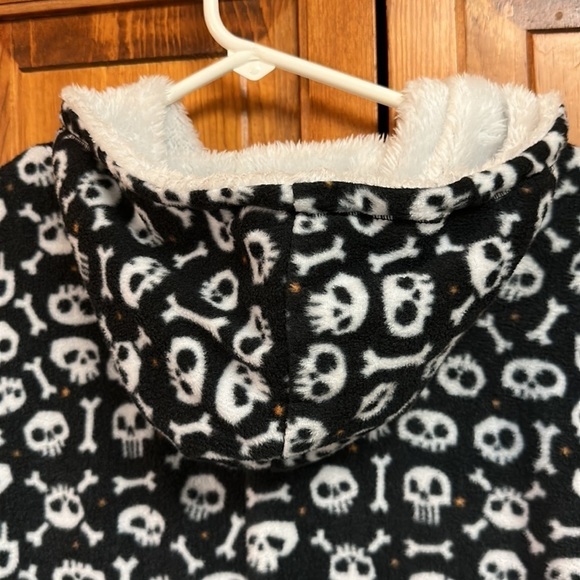 Happy Halloween Poof Skull & Crossbones Zippered Hooded Loungewear PJ Onsie Med - Picture 4 of 12